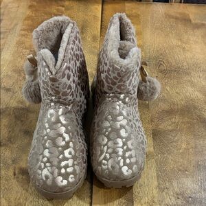 🔥Avon Foil Leopard Bootie Slippers 9